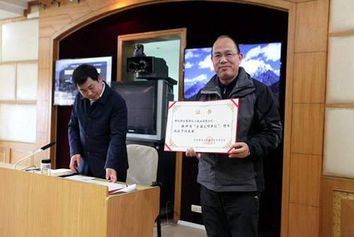 Municipal Party Committee Secretary Hao Shengyong awarded Xiangyun the certificate of "National Civilized Unit"